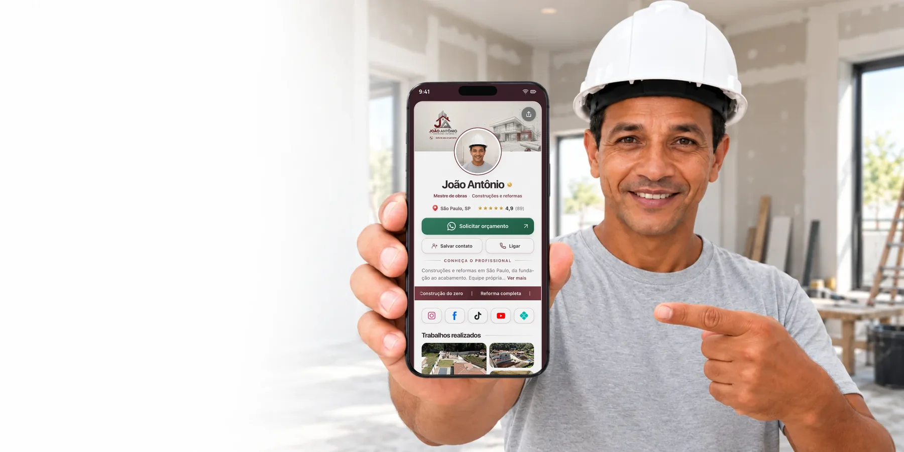 João Antônio, mestre de obras, mostrando o próprio cartão digital no celular